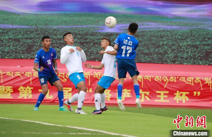 圖為班瑪隊(duì)(白)與達(dá)日隊(duì)在球場進(jìn)行比拼。　馬銘言 攝