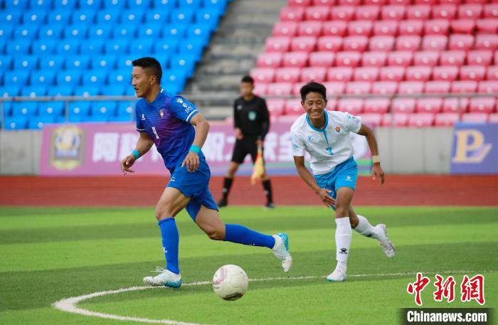 圖為班瑪隊(duì)(白)與達(dá)日隊(duì)隊(duì)員在球場感受快樂足球。　馬銘言 攝