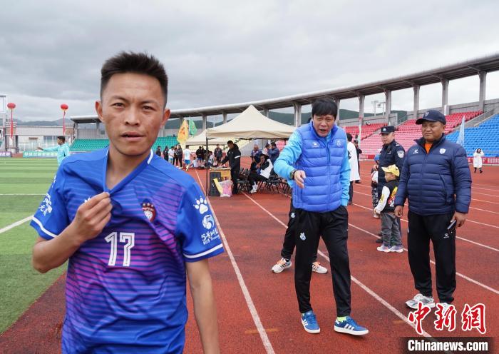 圖為范志毅在球場邊指導(dǎo)球員。　馬銘言 攝