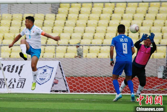 圖為班瑪隊(duì)(白)與達(dá)日隊(duì)在球場進(jìn)行比拼?！●R銘言 攝