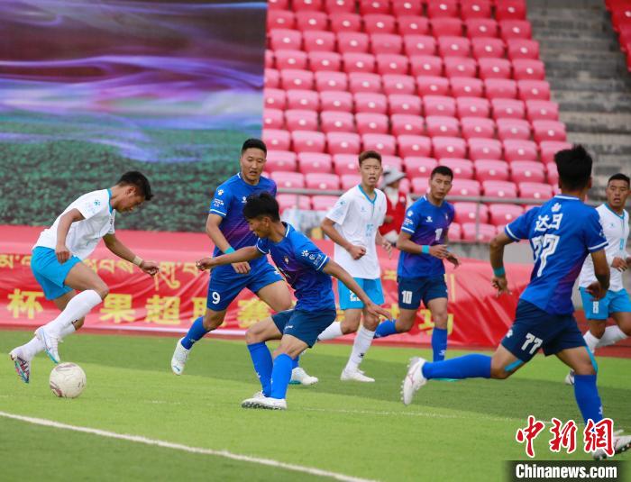 圖為班瑪隊(duì)(白)與達(dá)日隊(duì)在球場進(jìn)行比拼?！●R銘言 攝