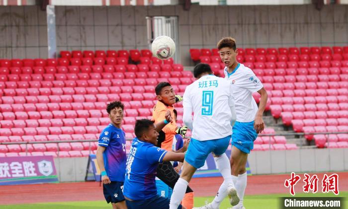 圖為班瑪隊(duì)(白)與達(dá)日隊(duì)在球場進(jìn)行比拼。　馬銘言 攝