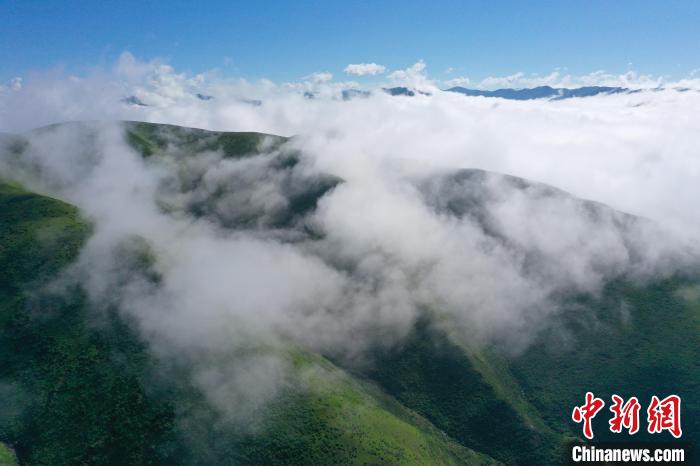 航拍賽來塘鎮(zhèn)山間云霧繚繞。　馬銘言 攝