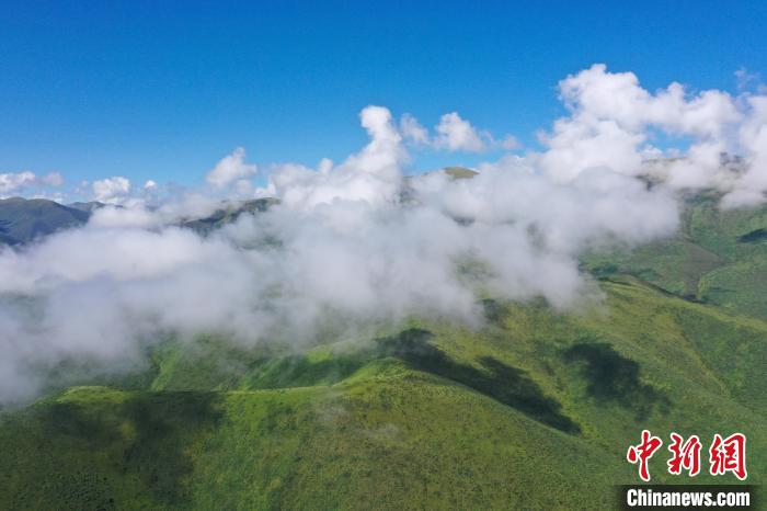 航拍賽來塘鎮(zhèn)山間云霧繚繞?！●R銘言 攝