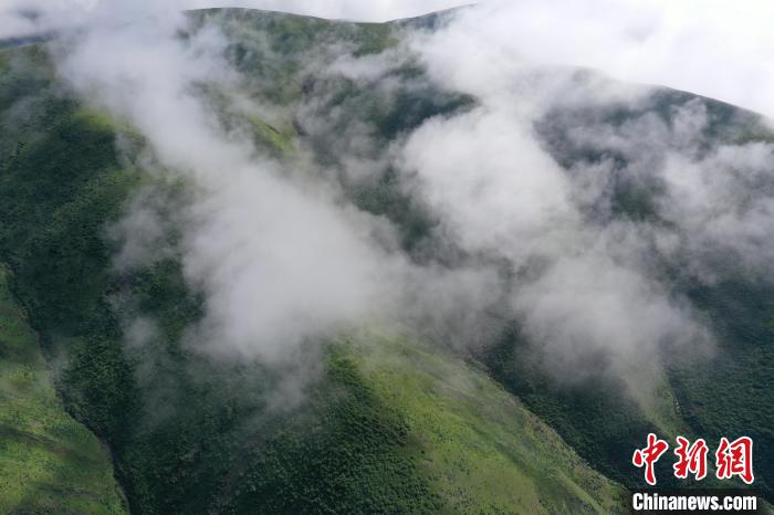 航拍賽來塘鎮(zhèn)山間云霧繚繞?！●R銘言 攝