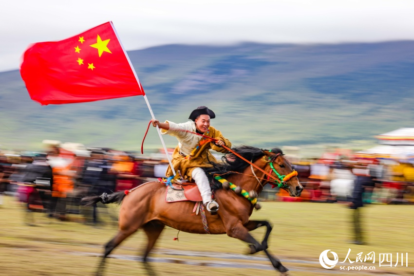 馬術(shù)表演現(xiàn)場(chǎng)。洛絨尼瑪攝