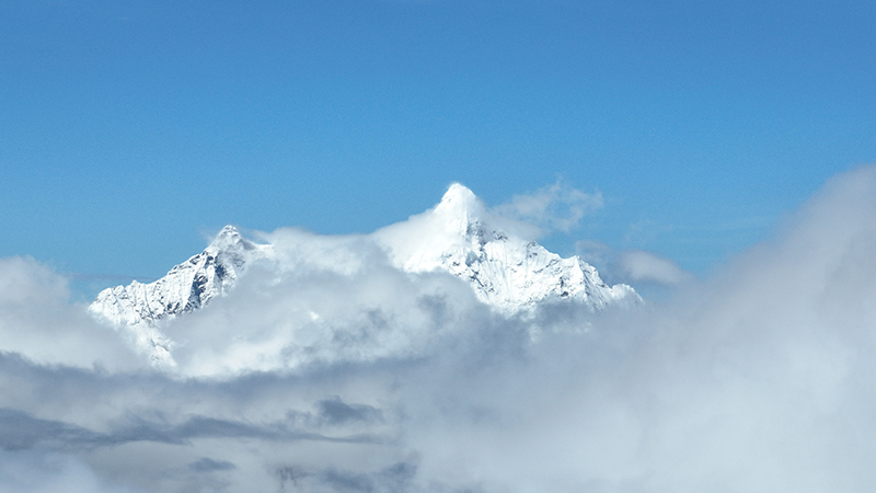 在白馬雪山遙望梅里雪山。德欽縣融媒體中心供圖