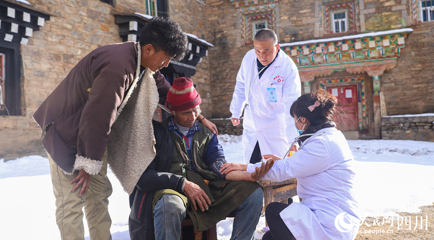 幫扶醫(yī)療小分隊成員為村民義診。劉學懿攝