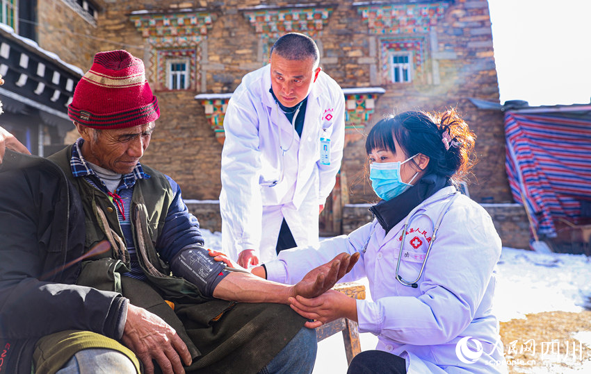 幫扶醫(yī)療小分隊成員為村民義診。劉學懿攝