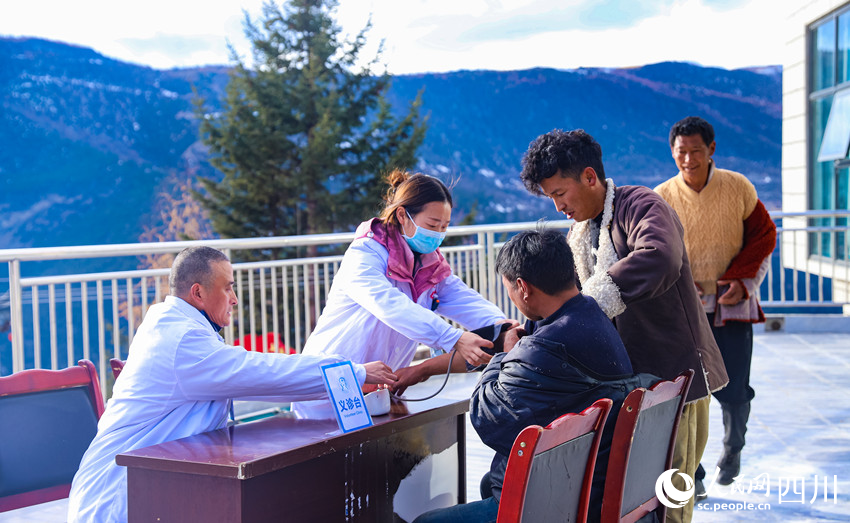 幫扶醫(yī)療小分隊成員為村民義診。劉學懿攝