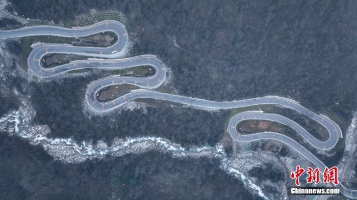 圖為2月1日，震后重建的海螺溝景區(qū)道路。(無人機照片)<a target='_blank' href='/'><p  align=