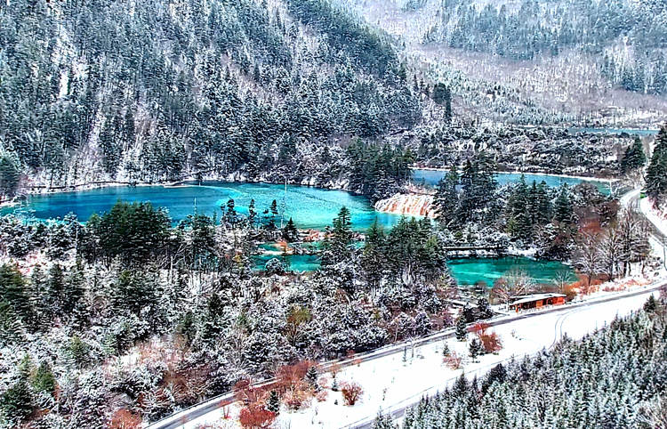 雪景中的海子。九管局供圖