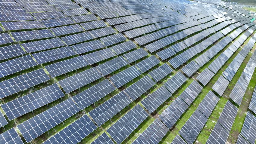 華電金川新能嘎斯都一期20萬(wàn)千瓦光伏項(xiàng)目。金川縣融媒體中心供圖