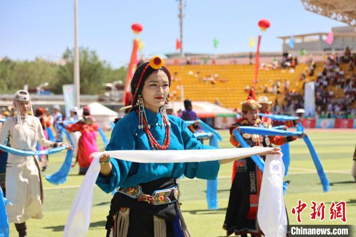 “中國鹽湖城”青海格爾木:民眾著盛裝“禮贊七十年”