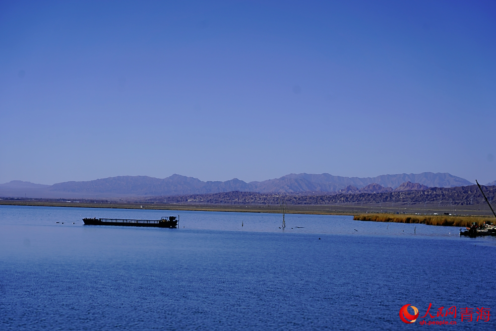 可魯克湖秋色如畫。人民網(wǎng) 陳明菊攝