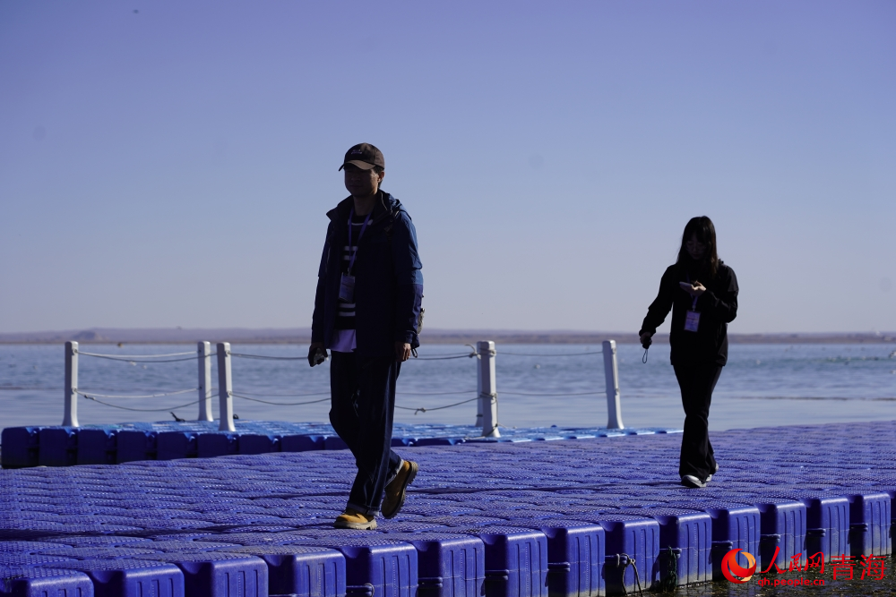 游人漫步在可魯克湖。人民網(wǎng) 陳明菊攝