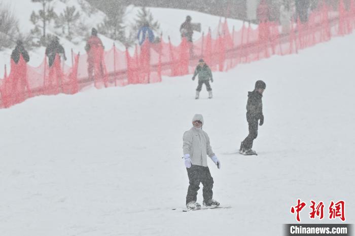 云南迪慶:雪域高原冰雪經(jīng)濟(jì)持續(xù)火熱