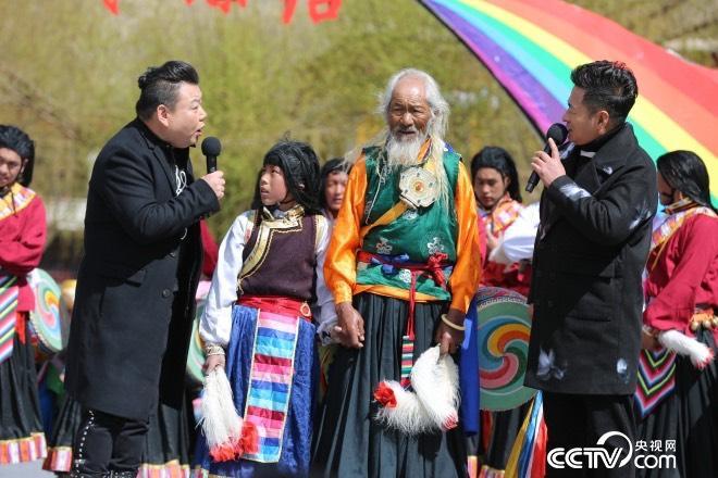 主持人向老人詢(xún)問(wèn)跳卓舞的技巧