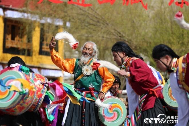 這里的人們，跳著從高原上長(zhǎng)出來(lái)的久河卓舞，舞動(dòng)人生，一代又一代。