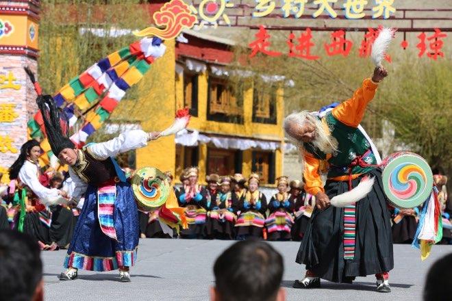 爺孫倆跳起舞來(lái)，鏗鏘有力。