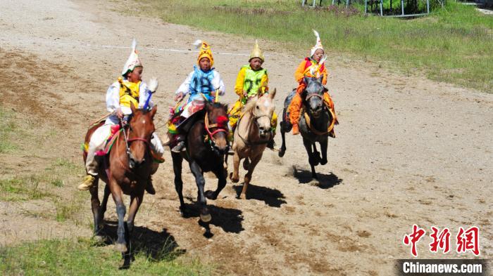 圖為少年騎手在比賽中?！垈?攝