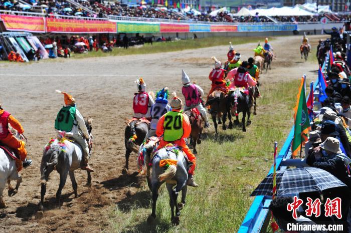 圖為少年騎手在比賽中?！垈?攝