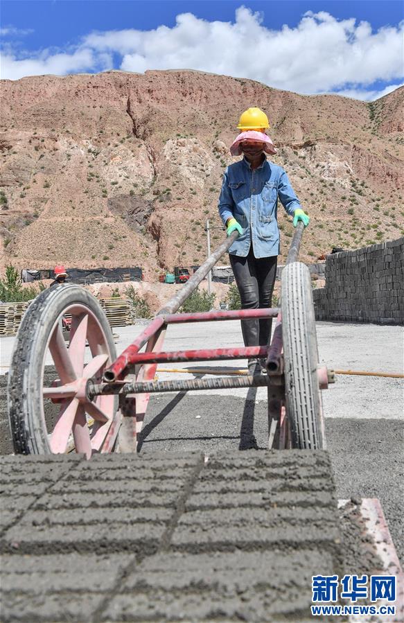 (社會(huì))(4)藏東脫貧影像:為家鄉(xiāng)建設(shè)“添磚加瓦”