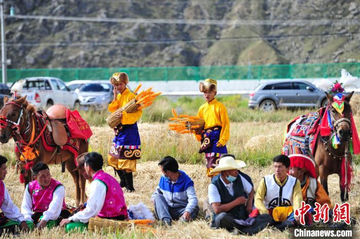 圖為等待登場的農(nóng)牧民演員?！垈?攝