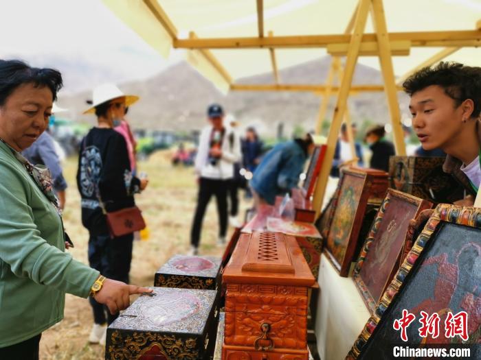 圖為拉薩市民在特色農(nóng)畜產(chǎn)品展示展銷會(huì)上選購商品。　張偉 攝