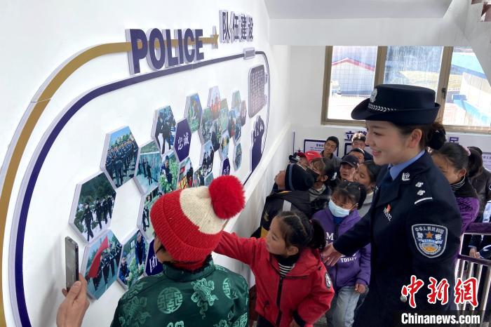 山南邊境管理支隊(duì)勒布邊境派出所舉行警營開放日活動，邀請駐地民眾進(jìn)警營，了解民警工作生活?！∏f冀 攝