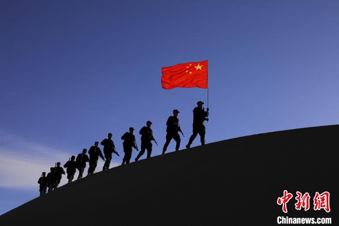 日喀則邊境管理支隊(duì)幾腳橋邊境檢查站民警在轄區(qū)開展巡邏工作?！↓埿▲P 攝