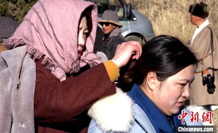 圖為1月13日，電影《雪域青春》群眾演員做拍攝準備?！∝暽＠?攝