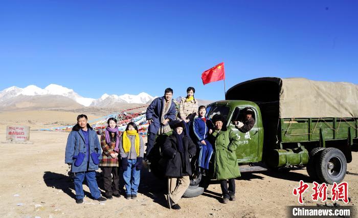 圖為電影《雪域青春》主創(chuàng)團隊在西藏唐古拉山拍攝點?！z制組供圖 攝