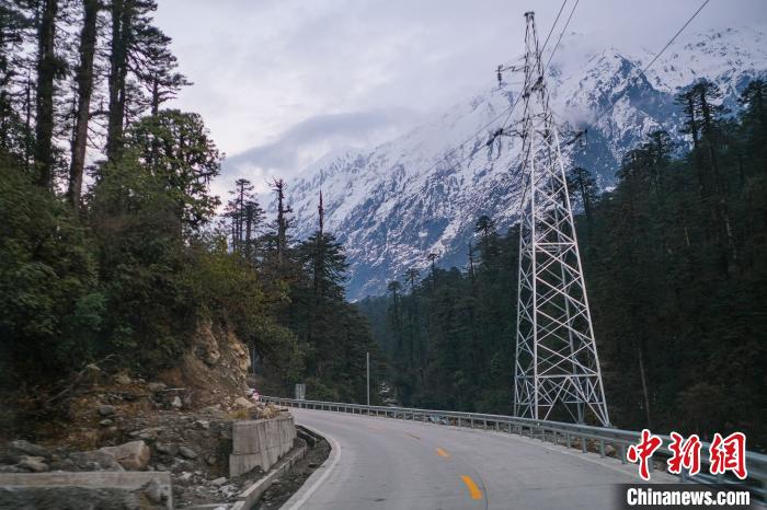 目前唯一進出墨脫的公路波墨公路?！『闻罾?攝