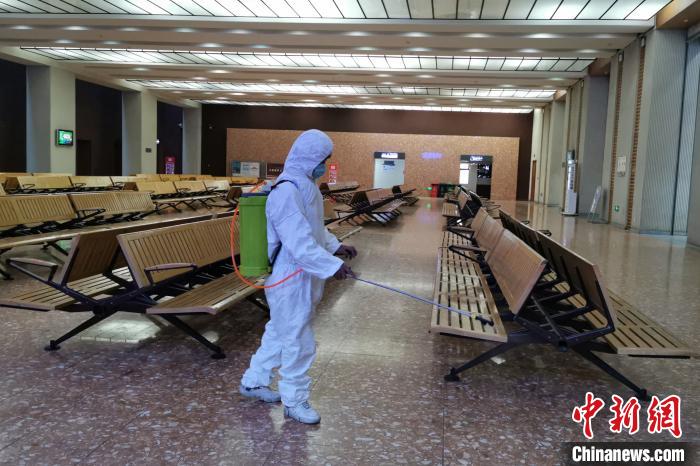 圖為拉薩車站工作人員在候車室進行消毒?！±詈Ｐ?攝