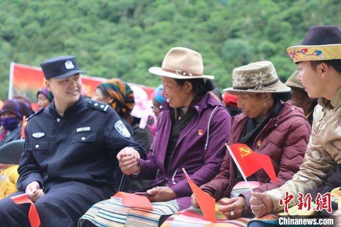 圖為李陽(yáng)副所長(zhǎng)(前排左一)與卓嘎、央宗姐妹共同參加愛(ài)國(guó)主義教育活動(dòng)?！〉录?攝