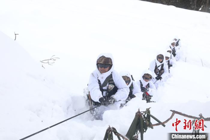 圖為依靠纜繩攀爬。　楊靜 攝