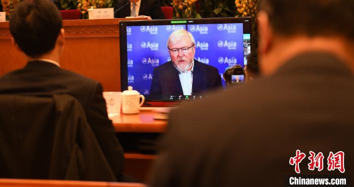 圖為外國專家通過線上進(jìn)行分享交流。　趙朗 攝