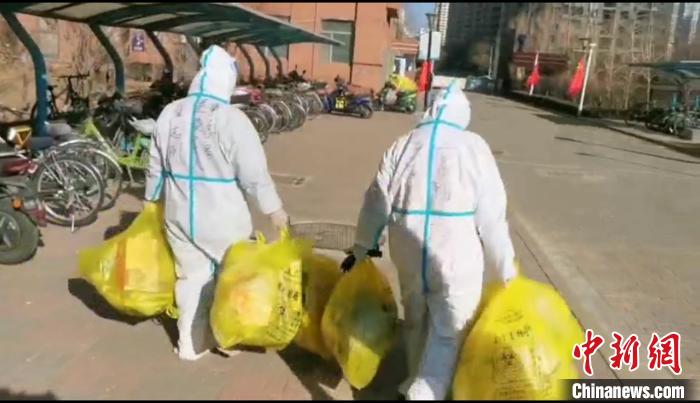 收集垃圾?！¤F西區(qū)委宣傳部 攝