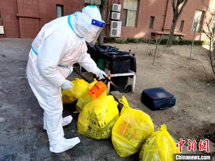 給垃圾做消殺?！¤F西區(qū)委宣傳部 攝