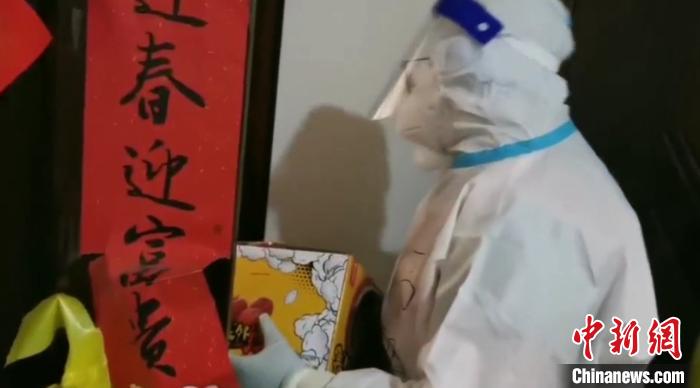 為封閉在家居民送快遞?！¤F西區(qū)委宣傳部 攝