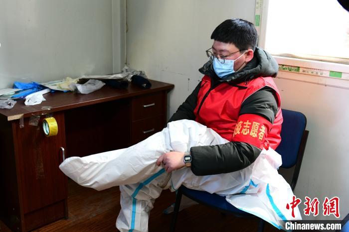 穿防護服?！¤F西區(qū)委宣傳部 攝