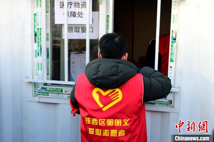 領(lǐng)防護用品?！¤F西區(qū)委宣傳部 攝