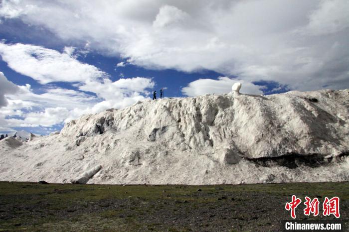 2016年7月冰崩后測(cè)量冰崩扇厚度。中科院青藏高原所 供圖