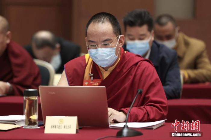 3月9日上午，全國(guó)政協(xié)十三屆四次會(huì)議舉行小組會(huì)議，討論“兩高”工作報(bào)告，審議各項(xiàng)決議和報(bào)告草案。圖為北京友誼賓館宗教界別委員小組會(huì)議現(xiàn)場(chǎng)，全國(guó)政協(xié)常委、中國(guó)佛教協(xié)會(huì)副會(huì)長(zhǎng)、中國(guó)佛教協(xié)會(huì)西藏分會(huì)會(huì)長(zhǎng)班禪額爾德尼·確吉杰布參加討論。<a target='_blank' ><p  align=