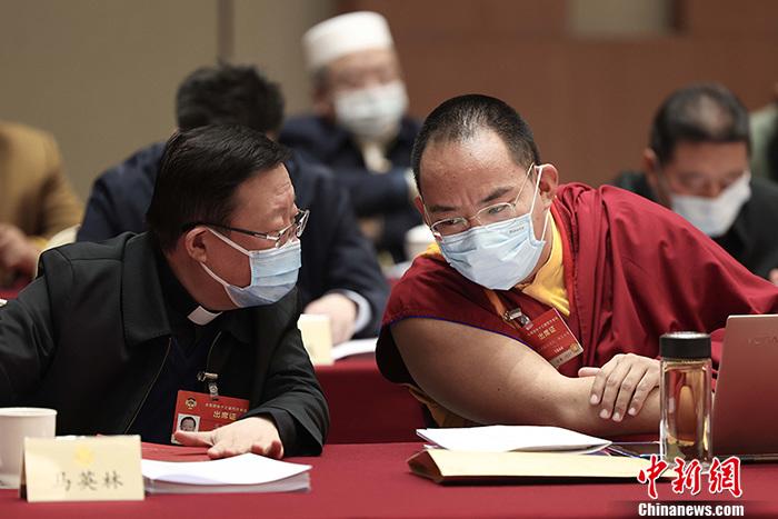 3月9日上午，全國(guó)政協(xié)十三屆四次會(huì)議舉行小組會(huì)議，討論“兩高”工作報(bào)告，審議各項(xiàng)決議和報(bào)告草案。圖為北京友誼賓館宗教界別委員小組會(huì)議現(xiàn)場(chǎng)，全國(guó)政協(xié)常委、中國(guó)佛教協(xié)會(huì)副會(huì)長(zhǎng)、中國(guó)佛教協(xié)會(huì)西藏分會(huì)會(huì)長(zhǎng)班禪額爾德尼·確吉杰布(右)與全國(guó)政協(xié)常委、中國(guó)天主教主教團(tuán)主席馬英林(左)交流。<a target='_blank' ><p  align=