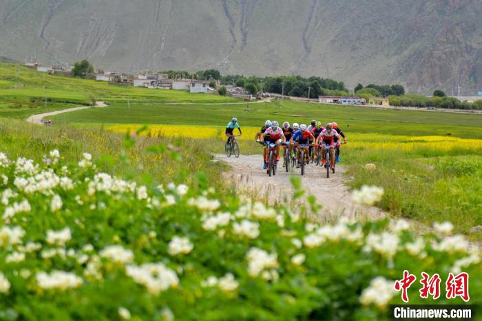 資料圖為2019年，西藏拉薩在堆龍德慶區(qū)舉行楚布溝山地自行車越野賽。　江飛波 攝