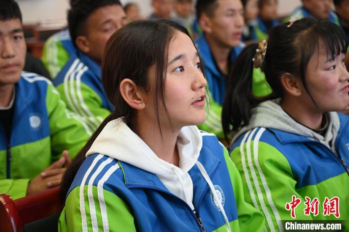 圖為學生在聆聽授課。