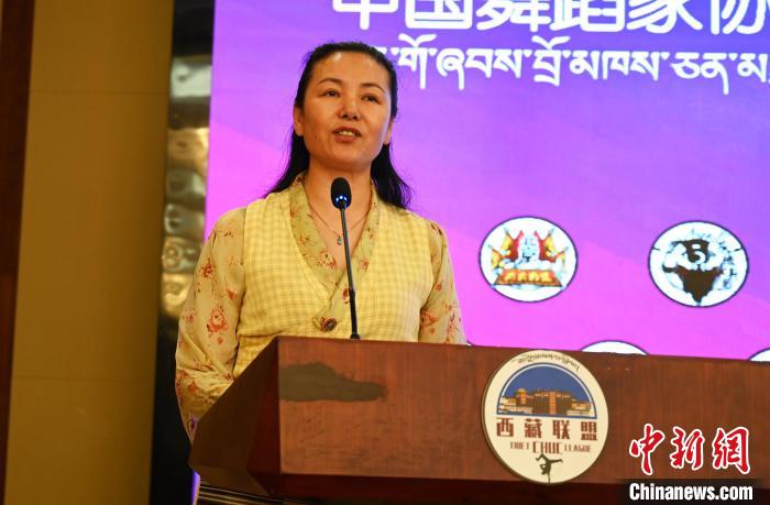 圖為西藏自治區(qū)舞蹈家協(xié)會主席達(dá)娃拉姆致辭?！≮w朗 攝