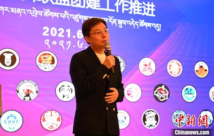 圖為中國舞蹈家協(xié)會街舞委員會常務(wù)副主任、秘書長夏銳致辭?！≮w朗 攝